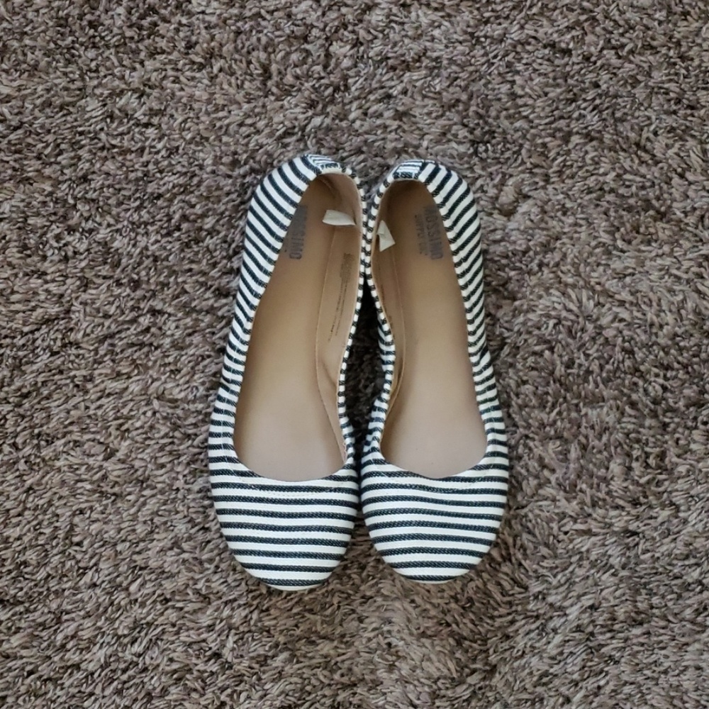 Black and white stripes ballet flats